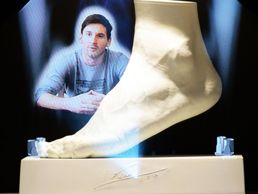 A la venta réplica en oro del pie izquierdo de Messi
