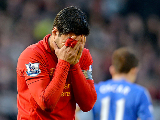 Multan a Luis Suárez por morder a Ivanovic