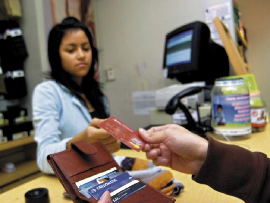 Hondureños usan con más frecuencia tarjeta de débito