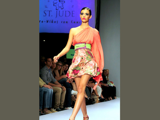 Colorida y excéntrica colección en Dominicana Moda 2012