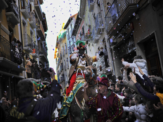 Fiesta de Reyes Magos ilusiona a niños del mundo