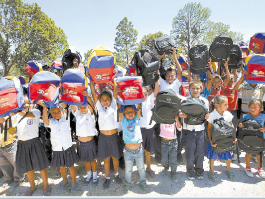 Niños ya tienen útiles y zapatos