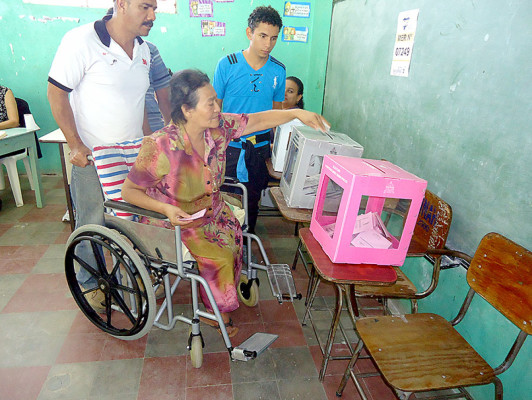 Votantes llenan centros en El Paraíso