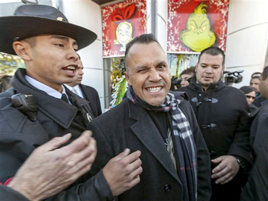 Con trompetas y mariposas, fans despiden a Jenni Rivera en Los Ángeles