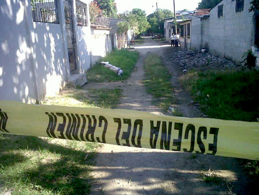 Envuelto en sábanas hallan cadáver de presunto extorsionador