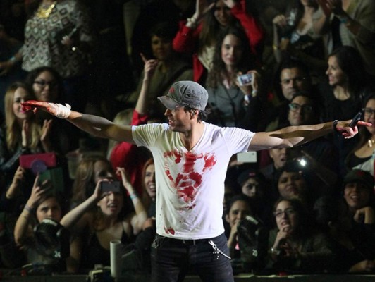 Enrique Iglesias muestra cómo quedó su mano tras cirugía