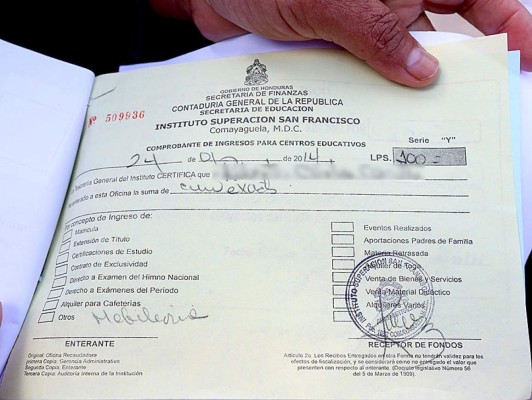 Padres denuncian cobros en centros escolares