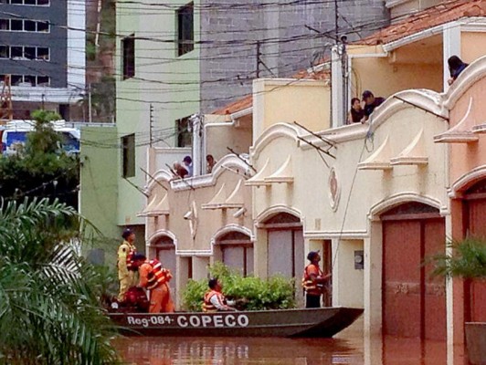 En lancha evacúan a afectados de inundación en colonia La Hacienda
