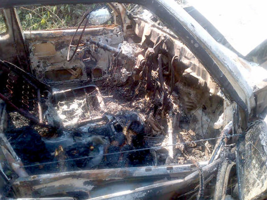 Calcinadas mueren dos personas dentro de un pick-up