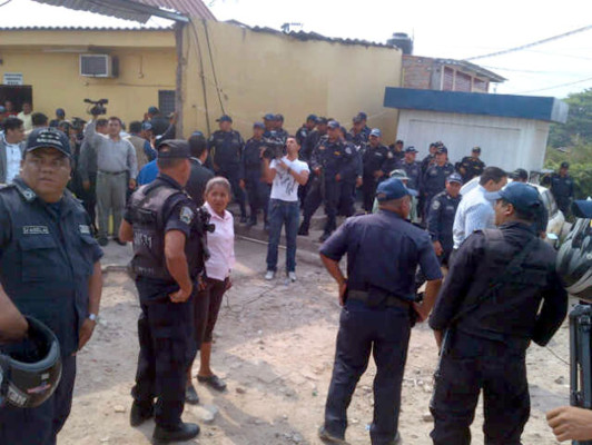 Policías declaran huelga de brazos caídos y abuchean a jefe de Policía