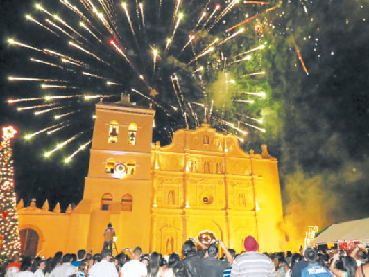 Celebran llegada de nuevo año con show de luces