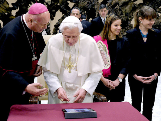 'Os bendigo a todos de corazón', primer tweet papal