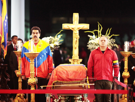 Exponen en capilla ardiente restos de Chávez