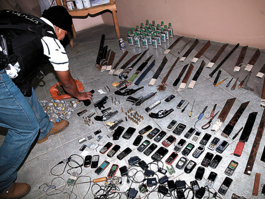 Armas, drogas y celulares en centro penal de San Pedro Sula