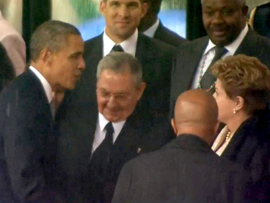 Histórico apretón de manos entre Obama y Castro