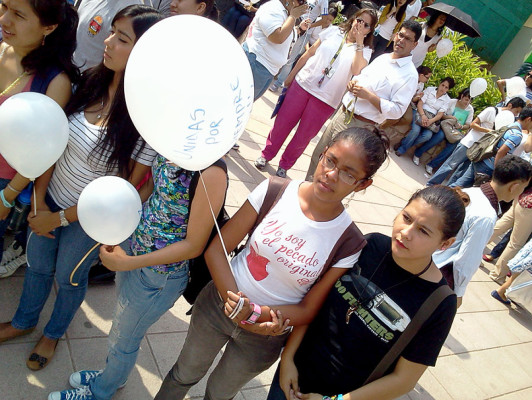 Universitarios claman por paz en Honduras