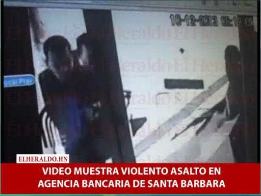 Video muestra violento asalto a agencia bancaria