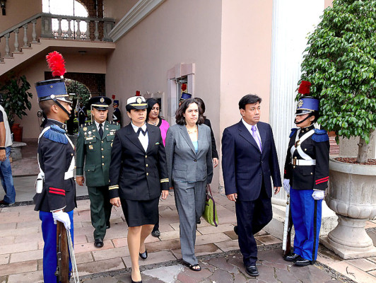 Embajadores presentan cartas credenciales ante presidente de Honduras