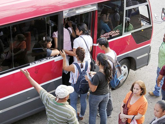 Certifican a 2,800 operarios del transporte