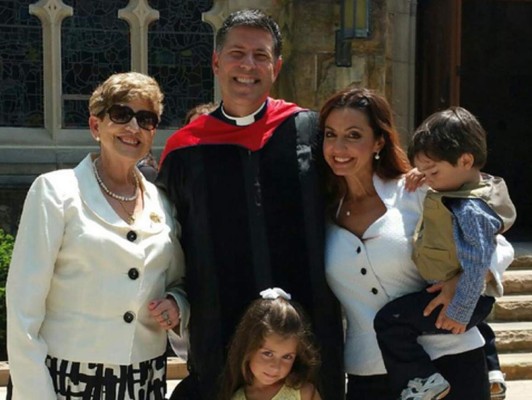 Padre Alberto Cutie celebra 20 años de sacerdocio con ascenso