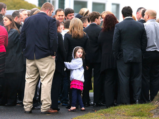 Entierran a primeras víctimas de masacre en escuela de Connecticut