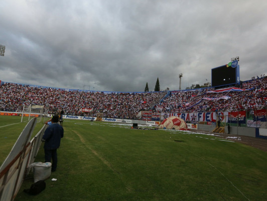La afición llenó el Nacional y puso el ambiente en el Olimpia-Choloma