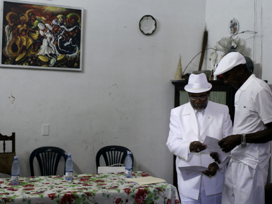 Santeros cubanos esperan que Chávez les pida rogar por su salud