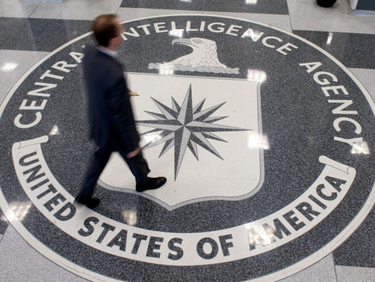 CIA abre investigación por escándalo sexual de exdirector