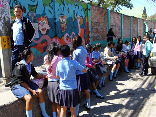 Maestros paralizan clases en Tegucigalpa