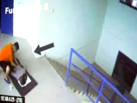 Dos empleadas penitenciarias despedidas por pedir masajes a presos