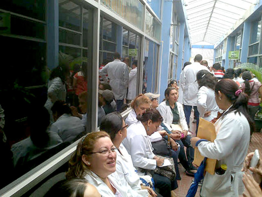 Lobo ofrece a médicos un arreglo directo o el despido inmediato