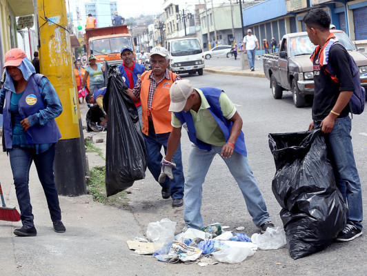 Plagaron inmuebles con consignas e insultos
