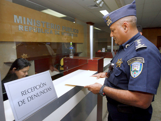 Denuncian a ministro y a director de Policía