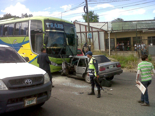 Un muerto y dos heridos en aparatoso choque de un autobús y un turismo