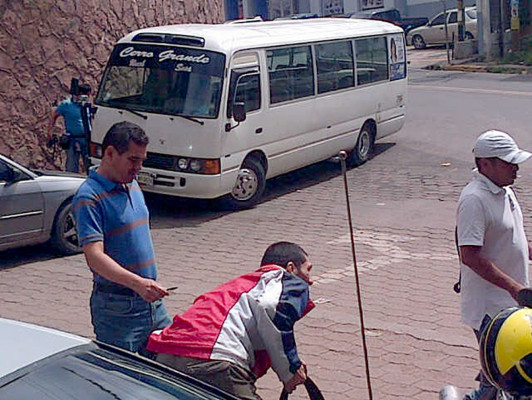 Tirotean a conductor de rapidito