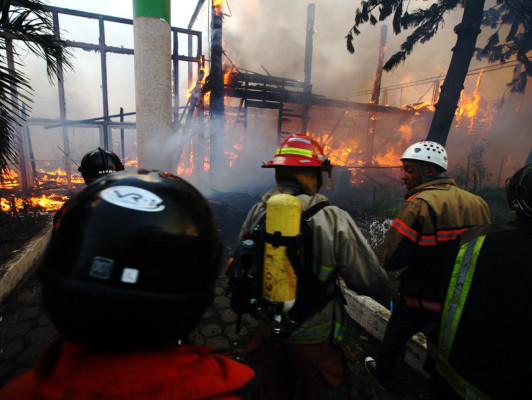 Voraz incendio reduce a cenizas del Instituto de Conservación Forestal