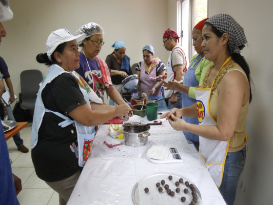 Emprendedoras impulsan fábrica de chocolates