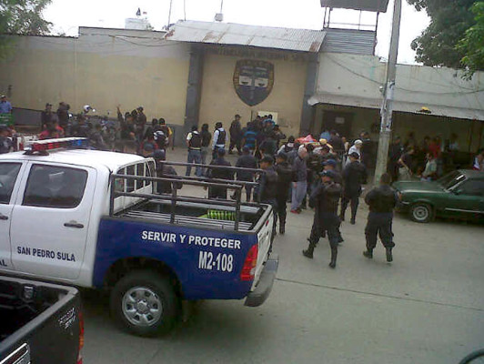 Armas y droga decomisan en operativo en centro penal sampedrano