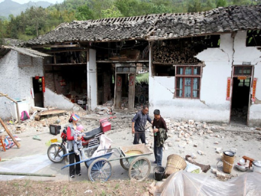 Fuerte sismo sacude a Sichuan, 179 muertos