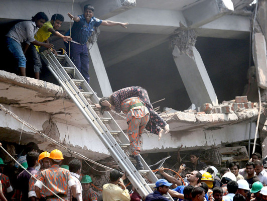 Al menos 82 muertos al derrumbarse un edificio