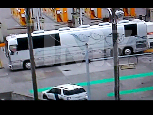 Hallan marihuana en bus de Rihanna