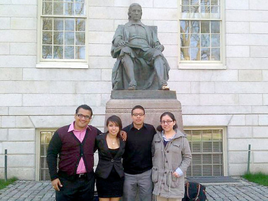 Hondureño que dormía debajo de un puente cuenta su historia en Harvard