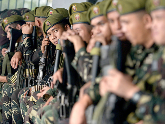 Filipinas intenta ayudar a damnificados de tifón con apoyo de EE UU