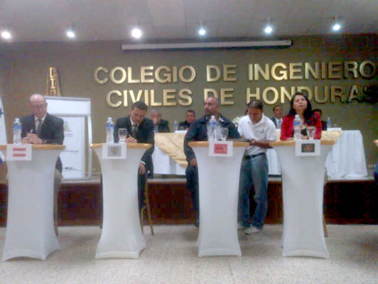 Candidatos comparecen ante constructores