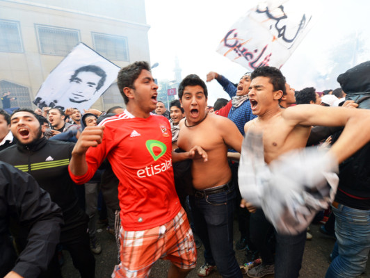 Corre la sangre en Egipto tras condenas a muerte por tragedia en estadio