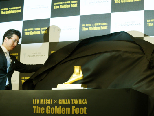 A la venta réplica en oro del pie izquierdo de Messi