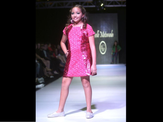 Lentejuelas llenan de brillo la pasarela de la SFW Honduras