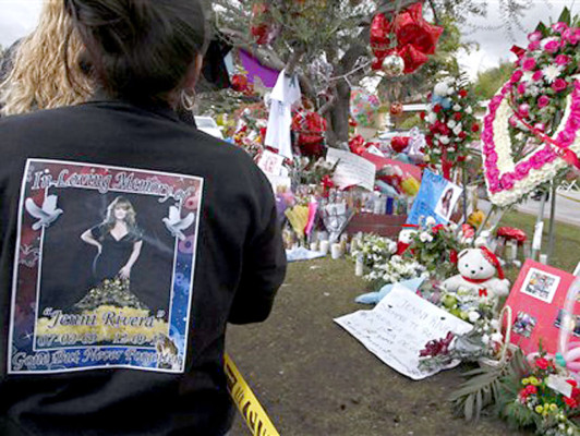 Con trompetas y mariposas, fans despiden a Jenni Rivera en Los Ángeles