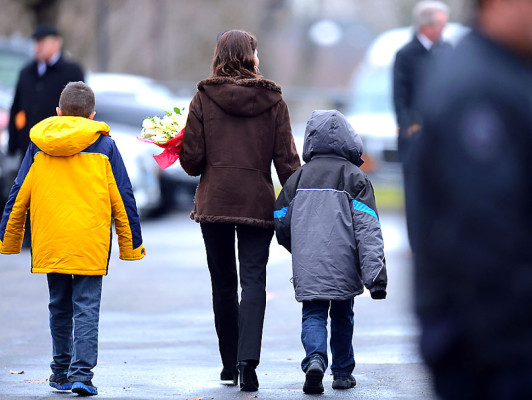 Entierran a primeras víctimas de masacre en escuela de Connecticut