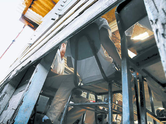 Calamidad se apodera de tres centros educativos